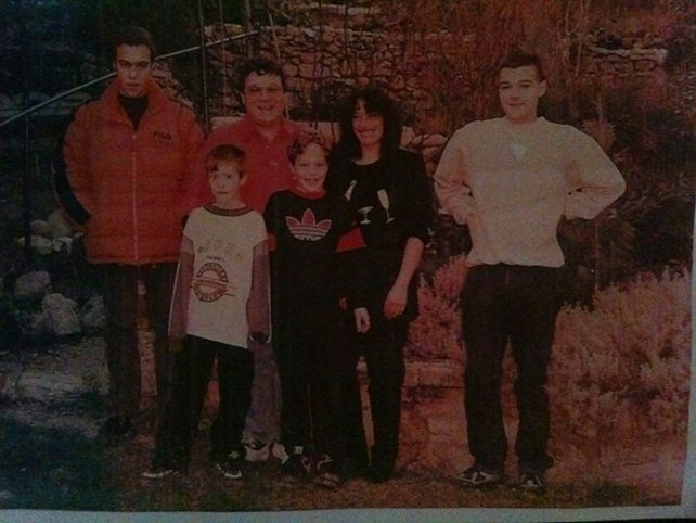 Ein Bild, das Text, Person, draußen, stehend enthält.
Automatisch generierte Beschreibung